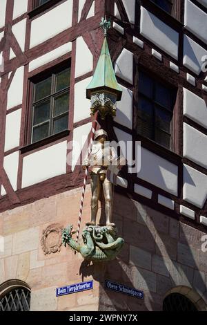 Allemagne, Bavière, moyenne Franconie, Nuremberg, vieille ville, proche de Tiergärtnertor, Maison Pilatus, façade, figurine d'angle, équipée George comme tueur de dragon Banque D'Images