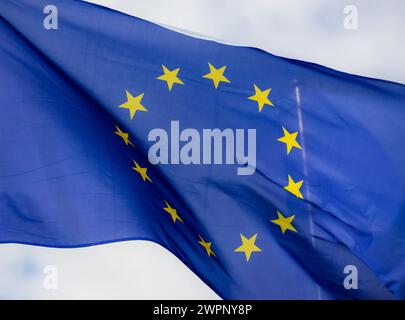 Drapeau officiel de l'Union européenne devant un ciel bleu. Banque D'Images