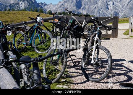 Allemagne, Bavière, haute-Bavière, Berchtesgadener Land, Schönau am Königssee, Gotzenalm, restaurant de montagne, vélos de montagne garés Banque D'Images