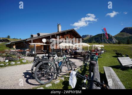 Allemagne, Bavière, haute-Bavière, Berchtesgadener Land, Schönau am Königssee, Gotzenalm, restaurant de montagne, vélos de montagne garés Banque D'Images