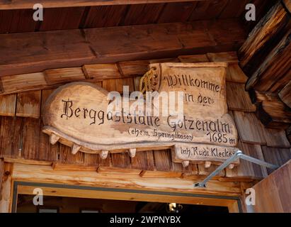 Allemagne, Bavière, haute-Bavière, Berchtesgadener Land, Schönau am Königssee, restaurant de montagne Gotzenalm, panneau d'entrée en forme de botte de montagne sculptée Banque D'Images