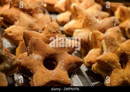 Allemagne, Bavière, haute-Bavière, Altötting, Noël, marché de Noël, étal de marché, produits de boulangerie, étoiles à la cannelle Banque D'Images