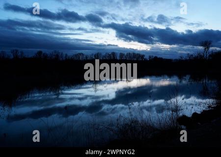 Allemagne, Bavière, haute-Bavière, district Altötting, Neuötting, river Inn, vieille eau, nuages sombres, soirée Banque D'Images