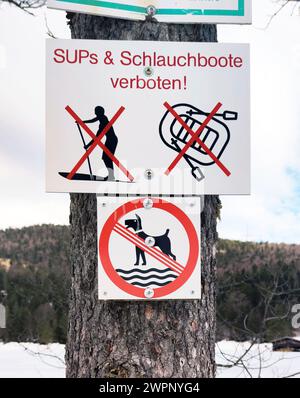 Panneau d'interdiction, pas de chiens dans l'eau, interdiction des SUP et des bateaux gonflables sur le lac Ferchensee Banque D'Images