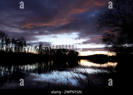 Allemagne, Bavière, haute-Bavière, district Altötting, Neuötting, river Inn, vieille eau, nuages sombres, soirée Banque D'Images