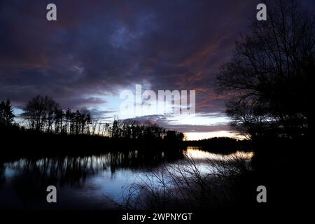 Allemagne, Bavière, haute-Bavière, district Altötting, Neuötting, river Inn, vieille eau, nuages sombres, soirée Banque D'Images