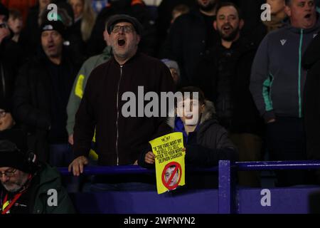 Les fans de mercredi retiennent les pancartes anti-Chansiri avant le match du Sky Bet Championship entre Sheffield Wednesday et Leeds United à Hillsborough, Sheffield le vendredi 8 mars 2024. (Photo : Pat Scaasi | mi News) crédit : MI News & Sport /Alamy Live News Banque D'Images