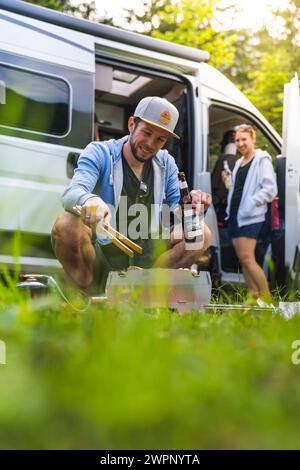 Voyage en camping avec Skotti Grill, couple temps dans la nature Banque D'Images