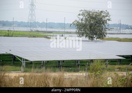 Centrale solaire , cette centrale électrique est tournée en Inde Banque D'Images