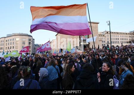 Bruxelles, Belgique. 08 mars 2024. Des personnes participent à une manifestation pour appeler à l'égalité des sexes et exiger la fin de la violence à l'égard des femmes à l'occasion de la Journée internationale de la femme à Bruxelles, Belgique, le 8 mars 2024. Crédit : ALEXANDROS MICHAILIDIS/Alamy Live News Banque D'Images