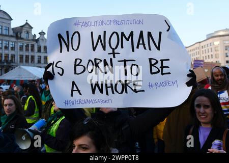 Bruxelles, Belgique. 08 mars 2024. Des personnes participent à une manifestation pour appeler à l'égalité des sexes et exiger la fin de la violence à l'égard des femmes à l'occasion de la Journée internationale de la femme à Bruxelles, Belgique, le 8 mars 2024. Crédit : ALEXANDROS MICHAILIDIS/Alamy Live News Banque D'Images