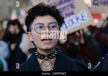 Bruxelles, Belgique. 08 mars 2024. Des personnes participent à une manifestation pour appeler à l'égalité des sexes et exiger la fin de la violence à l'égard des femmes à l'occasion de la Journée internationale de la femme à Bruxelles, Belgique, le 8 mars 2024. Crédit : ALEXANDROS MICHAILIDIS/Alamy Live News Banque D'Images