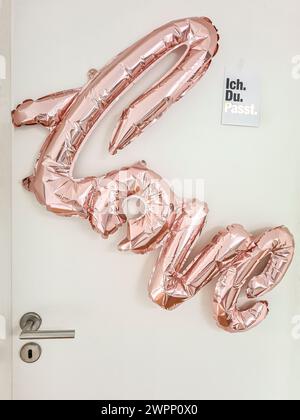 Un ballon d'amour sur une porte de chambre blanche pour la Saint-Valentin Banque D'Images