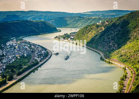 Vue depuis le point de vue de Hindenburghöhe près de Kestert sur le Rhin moyen, Bad Salzig sur la gauche, Kamp-Bornhofen sur la droite, les châteaux Sterrenberg et Liebenstein, également connus sous le nom de «Frères hostiles», romance rhénane le long du sentier de randonnée Rheinsteig, site classé au patrimoine mondial de l'UNESCO Vallée du Haut-Rhin moyen, Rhénanie-Palatinat, Allemagne Banque D'Images