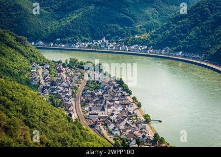 Vue depuis le point de vue de Hindenburghöhe près de Kestert sur le Rhin moyen, Kestert sur la gauche, Hirzenach sur la droite, Rhin romantique le long du sentier de randonnée Rheinsteig, site classé au patrimoine mondial de l'UNESCO Vallée du Haut Rhin moyen, Rhénanie-Palatinat, Allemagne Banque D'Images