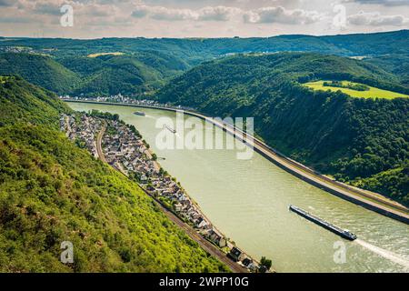 Vue depuis le point de vue de Hindenburghöhe près de Kestert sur le Rhin moyen, Kestert sur la gauche, Hirzenach sur la droite, Rhin romantique le long du sentier de randonnée Rheinsteig, site classé au patrimoine mondial de l'UNESCO Vallée du Haut Rhin moyen, Rhénanie-Palatinat, Allemagne Banque D'Images