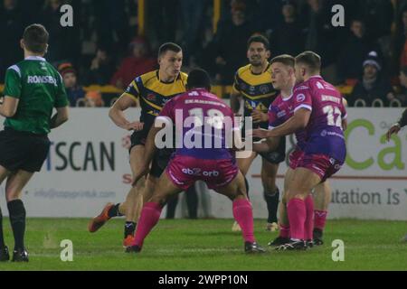 Wigan, Royaume-Uni. 08 mars 2024. Innes Senior court au Huddersfield Defence*** lors du match de Betfred Super League entre les Warriors et les Castleford Tigers au DW Stadium de Wigan, en Angleterre, le 15 septembre 2023. Photo de Simon Hall. Utilisation éditoriale uniquement, licence requise pour une utilisation commerciale. Aucune utilisation dans les Paris, les jeux ou les publications d'un club/ligue/joueur. Crédit : UK Sports pics Ltd/Alamy Live News Banque D'Images