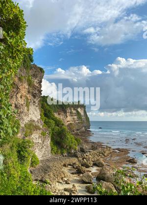 Les falaises abruptes de la côte sud de Bali sont baignées par un océan Azur clair. Côte de la péninsule de Bukit. Banque D'Images
