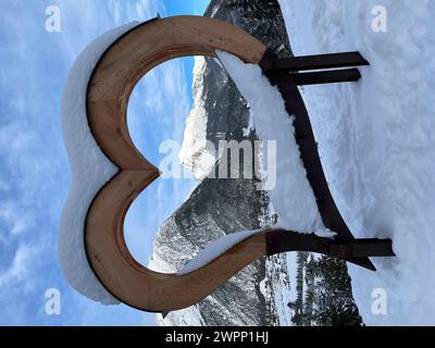 Point de vue avec grand coeur en bois au-dessus de Scharnitz, Mühlberg, vue sur Brunnsteinspitze, Pleisenspitze et Scharnitz, nature enneigée, hiver, montagnes, nature, activité, soleil, nuages, ciel bleu, haut plateau du Tyrol, Scharnitz, Tyrol, Autriche Banque D'Images