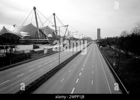 La rocade centrale près du stade olympique de Munich est complètement vide, sans voiture dimanche, Bavière, Allemagne Banque D'Images