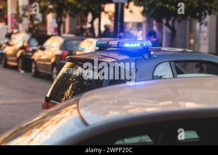 Voiture de police municipale d'Athènes avec sirène, emblème du logo de la « police municipale », voiture de police grecque avec feux clignotants d'urgence en service maintenir le public Banque D'Images