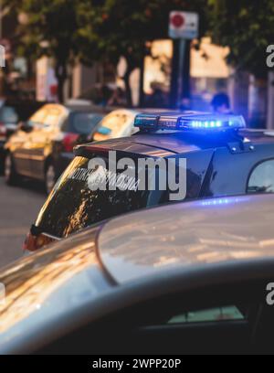 Voiture de police municipale d'Athènes avec sirène, emblème du logo de la « police municipale », voiture de police grecque avec feux clignotants d'urgence en service maintenir le public Banque D'Images