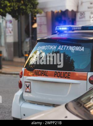 Voiture de police municipale d'Athènes avec sirène, emblème du logo de la « police municipale », voiture de police grecque avec feux clignotants d'urgence en service maintenir le public Banque D'Images