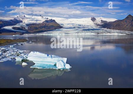 Vue sur Fjallsarlon avec icebergs flottants jusqu'aux sommets d'Oeraifajoekull Banque D'Images