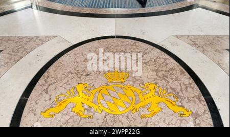 Entrée à l'hôtel de luxe Bayerischer Hof avec armoiries, Munich, Bavière, Allemagne Banque D'Images