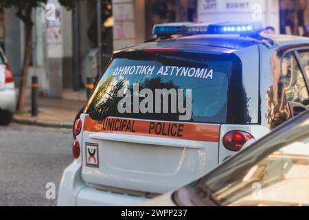 Voiture de police municipale d'Athènes avec sirène, emblème du logo de la « police municipale », voiture de police grecque avec feux clignotants d'urgence en service maintenir le public Banque D'Images