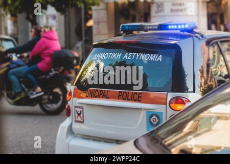 Voiture de police municipale d'Athènes avec sirène, emblème du logo de la « police municipale », voiture de police grecque avec feux clignotants d'urgence en service maintenir le public Banque D'Images