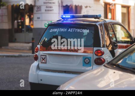 Voiture de police municipale d'Athènes avec sirène, emblème du logo de la « police municipale », voiture de police grecque avec feux clignotants d'urgence en service maintenir le public Banque D'Images