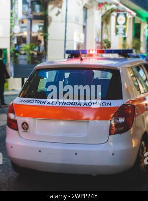 Voiture de police municipale d'Athènes avec sirène, emblème du logo de la « police municipale », voiture de police grecque avec feux clignotants d'urgence en service maintenir le public Banque D'Images