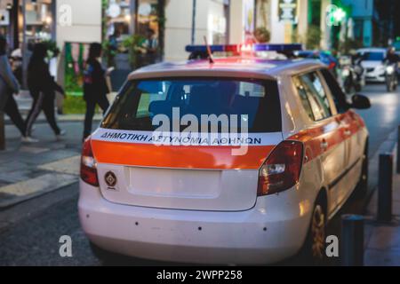 Voiture de police municipale d'Athènes avec sirène, emblème du logo de la « police municipale », voiture de police grecque avec feux clignotants d'urgence en service maintenir le public Banque D'Images