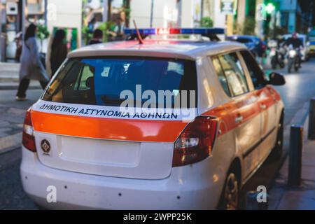 Voiture de police municipale d'Athènes avec sirène, emblème du logo de la « police municipale », voiture de police grecque avec feux clignotants d'urgence en service maintenir le public Banque D'Images