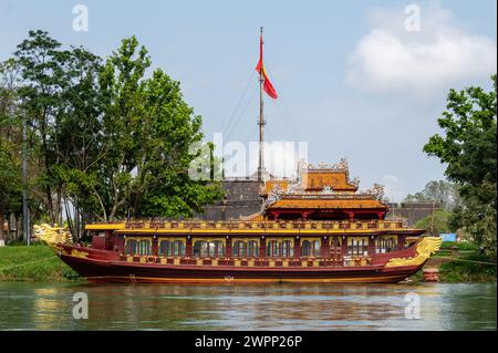 Dragon Boat and Temple à Hue est également connu sous le nom de Nghinh Luong Dinh, situé le long de la rive nord de la rivière des parfums. Banque D'Images