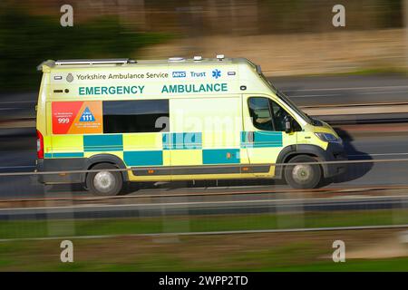 Ambulance d'urgence sur appel à Leeds, West Yorkshire, Royaume-Uni Banque D'Images