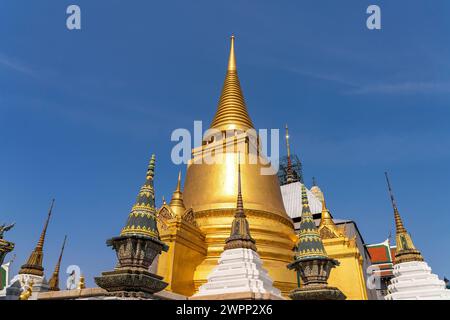Golden Phra Sri Rattana Chedi in Wat Phra Kaeo, le temple bouddhiste du roi, Grand Palais Bangkok, Thaïlande, Asie Banque D'Images