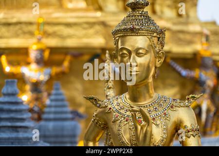 Statue dorée d'une créature mythologique à Wat Phra Kaeo, le temple bouddhiste du roi, Grand Palais Bangkok, Thaïlande, Asie Banque D'Images