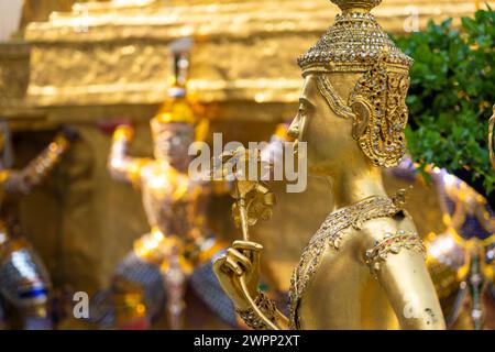 Statue dorée d'une créature mythologique à Wat Phra Kaeo, le temple bouddhiste du roi, Grand Palais Bangkok, Thaïlande, Asie Banque D'Images