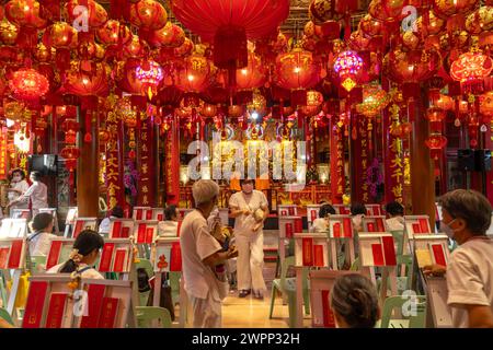 Dans le temple bouddhiste chinois Wat Mangkon Kamalawat à Chinatown, Bangkok, Thaïlande, Asie Banque D'Images