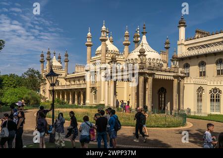 Étudiants devant le Pavillon Royal à Brighton, Angleterre, Grande-Bretagne, Europe Banque D'Images