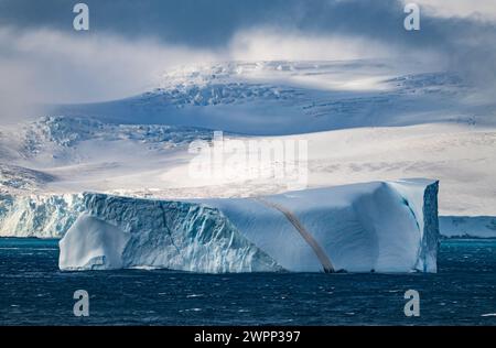 Un iceberg géant est tombé du glacier sur la côte de l'Antarctique. Banque D'Images