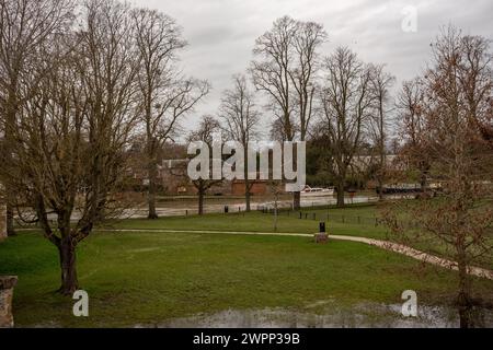 4 mars 2024, inondations à Wallingford, Oxfordshire - la Tamise a débordé et s'est déversée sur le bord de la rivière. Banque D'Images