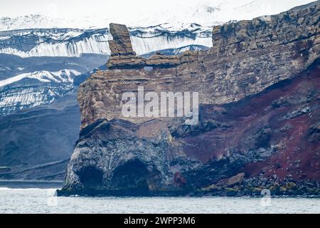 Couches de dépôts de cendres volcaniques recouvrant la lave et les débris volcaniques sur la côte. Deception Island, Antarctique. Banque D'Images