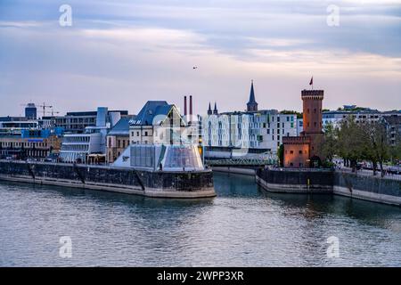 Musée du chocolat et Tour Malakoff au crépuscule, Cologne, Rhénanie du Nord-Westphalie, Allemagne Banque D'Images