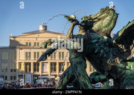 Fontaine Mendebrunnen devant l'Opéra de Leipzig sur Augustusplatz, Leipzig, Saxe, Allemagne Banque D'Images