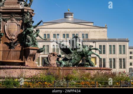 Fontaine Mendebrunnen devant l'Opéra de Leipzig sur Augustusplatz, Leipzig, Saxe, Allemagne Banque D'Images