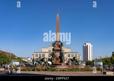 Fontaine Mendebrunnen devant l'Opéra de Leipzig sur Augustusplatz, Leipzig, Saxe, Allemagne Banque D'Images