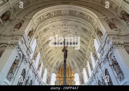 Crucifix à l'intérieur de l'église jésuite de préparé Michael, Munich, Bavière, Allemagne, Europe Banque D'Images